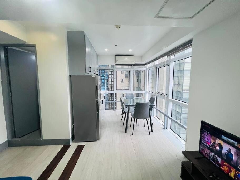 Apartment Pool X View 2 Bed Loft With Wifi & Netflix Manila